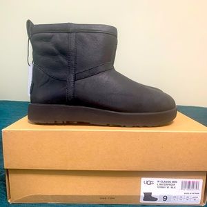 Women’s size 9 UGG low rise boots.